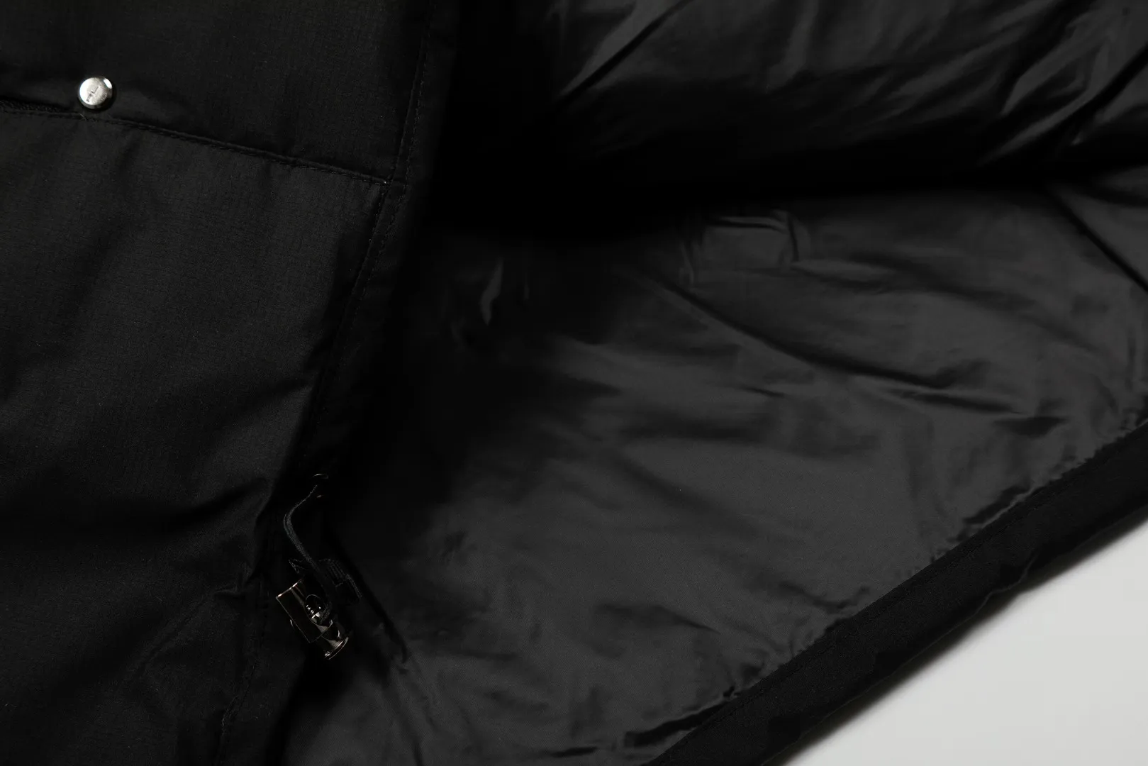 P720 Top quality" Style number: 9004# [Ralph Lauren winter basic classic embroidered men's and women's couple's same style hooded down jacket] ✅Ralph Lauren American retro arm zipper high version top-level down filling winter down jacket ✅100% high-quality white duck down, high version top-level down filling ✅Double-layer inner velvet to strictly prevent velvet running ✅Built-in adjustable drawstring, windproof and cold-proof, considerate and in place ✅Original version The maximum size can be worn up to 200 pounds. Loose and comfortable, no pressure. ✅Same style for male and female couples. Recommended OOTD outfits in winter~ Size: S-XL Color: Black White Khaki Navy Blue Light Blue